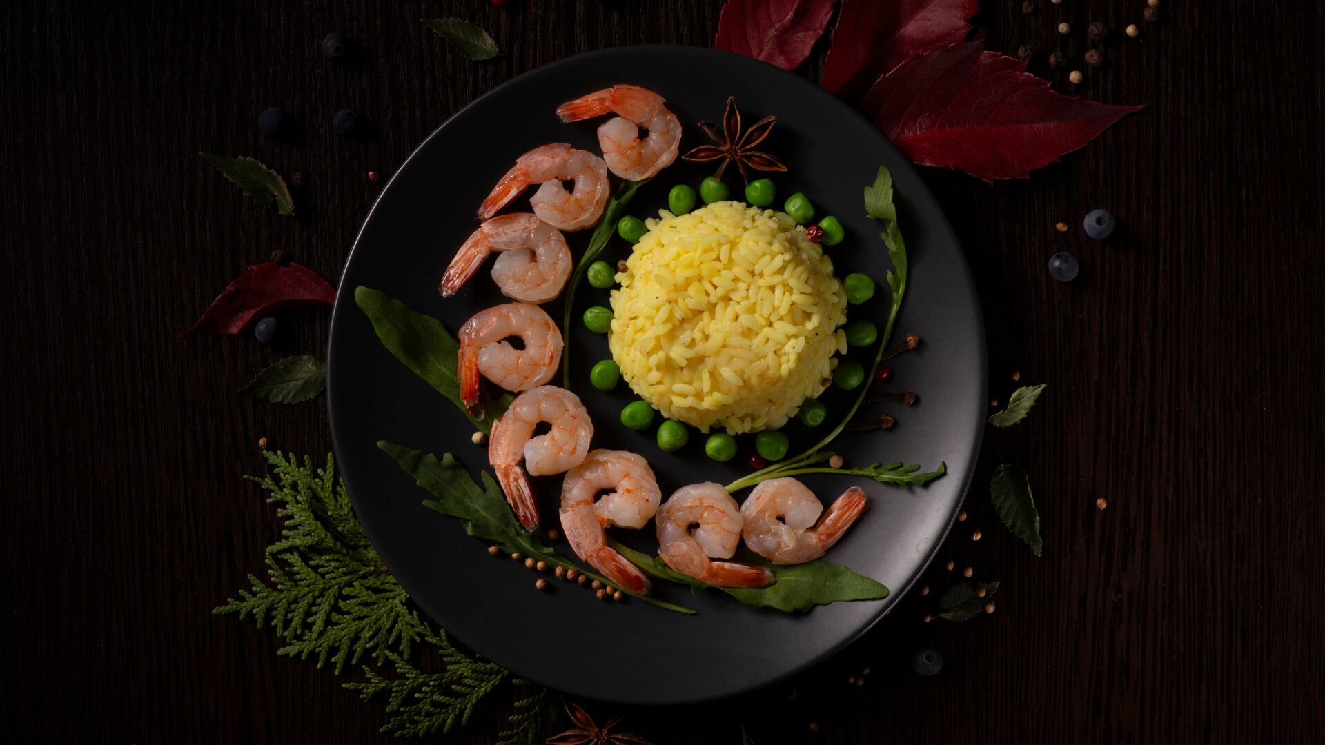 Zdjęcie jedzenia – krewetki z ryżem i ziołami