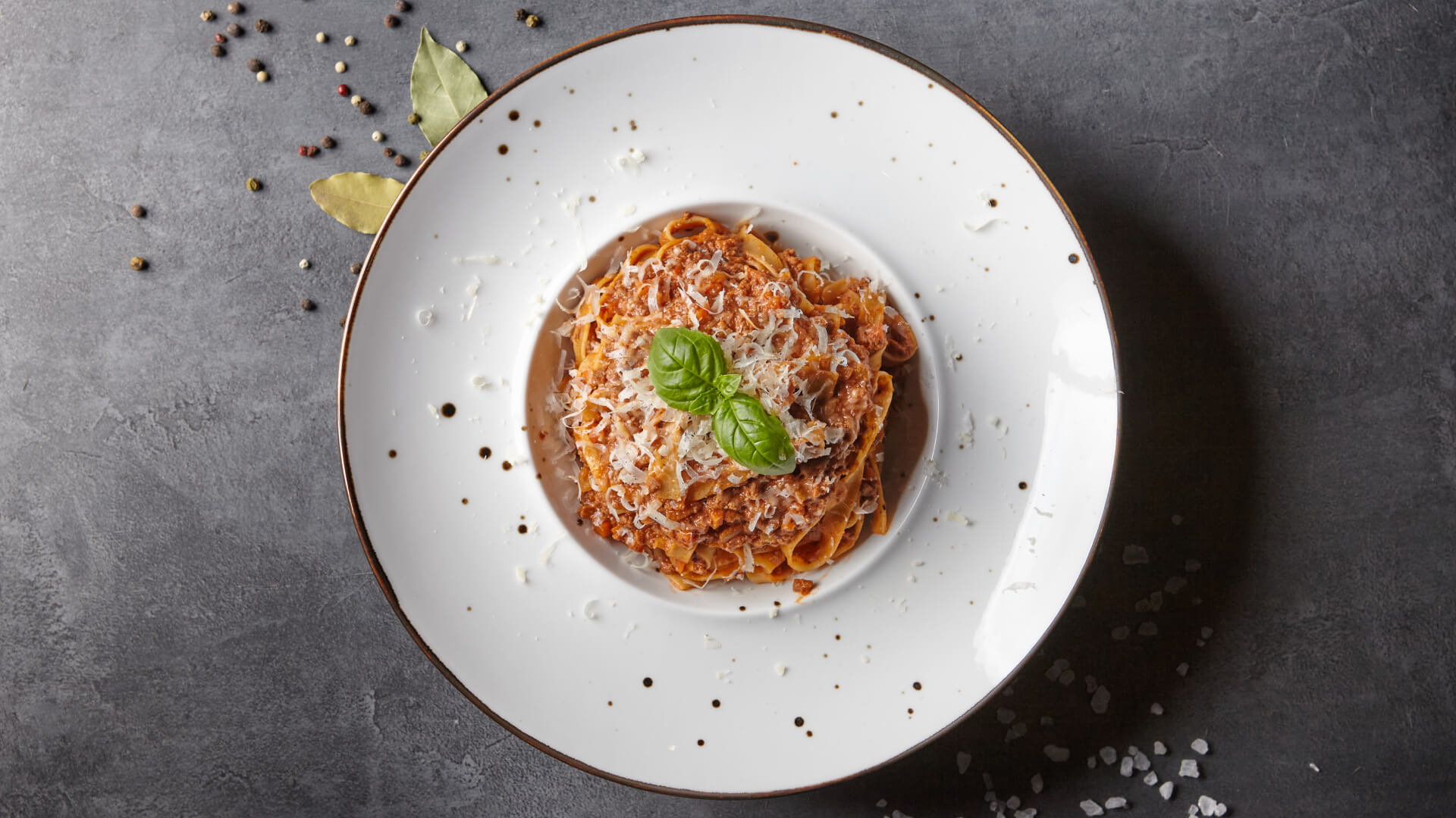 Fotografia kulinarna – wytrawna tarta z góry na szarym tle