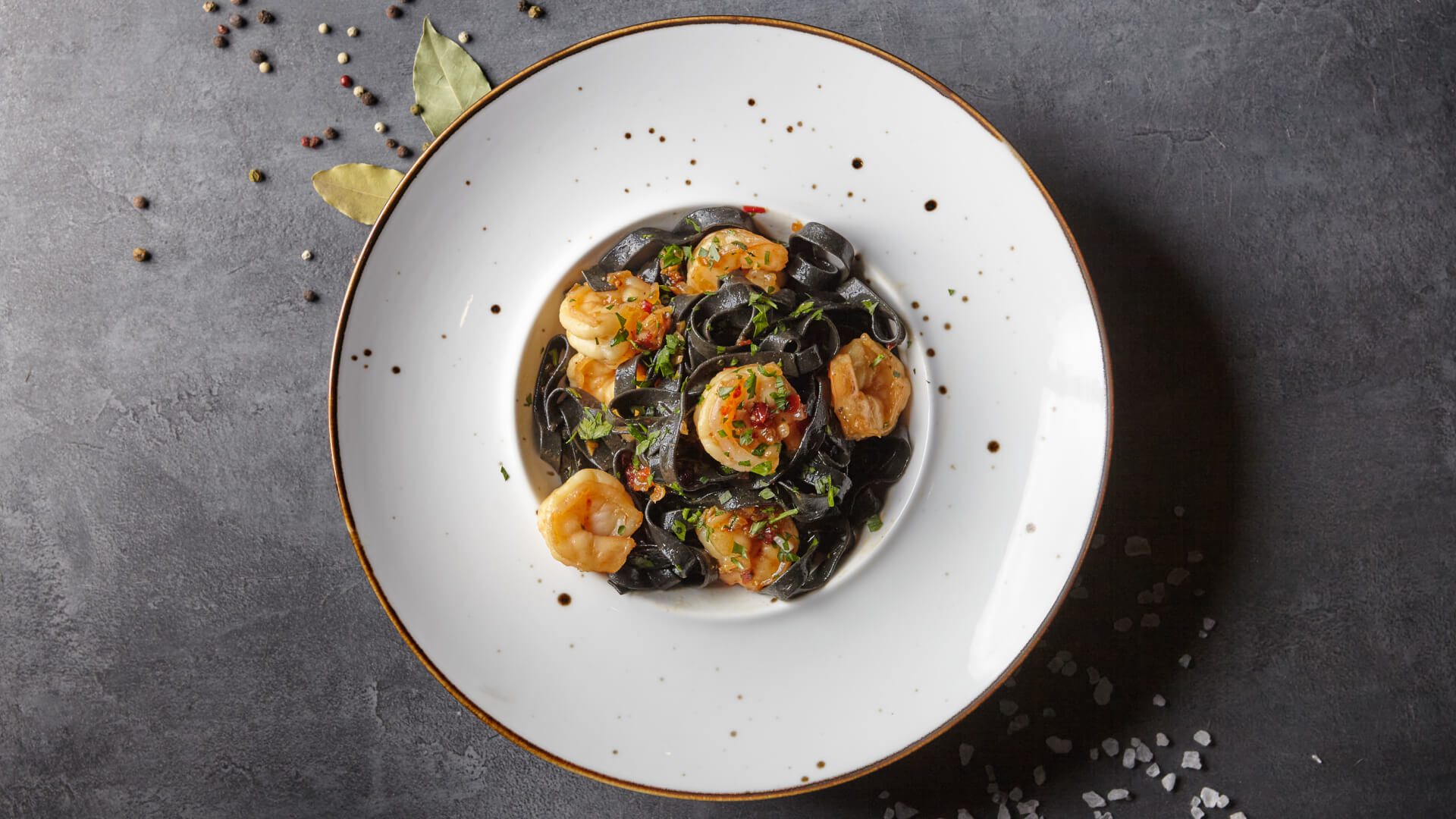 Zdjęcie jedzenia – danie warzywne z jajkiem na szarym talerzu