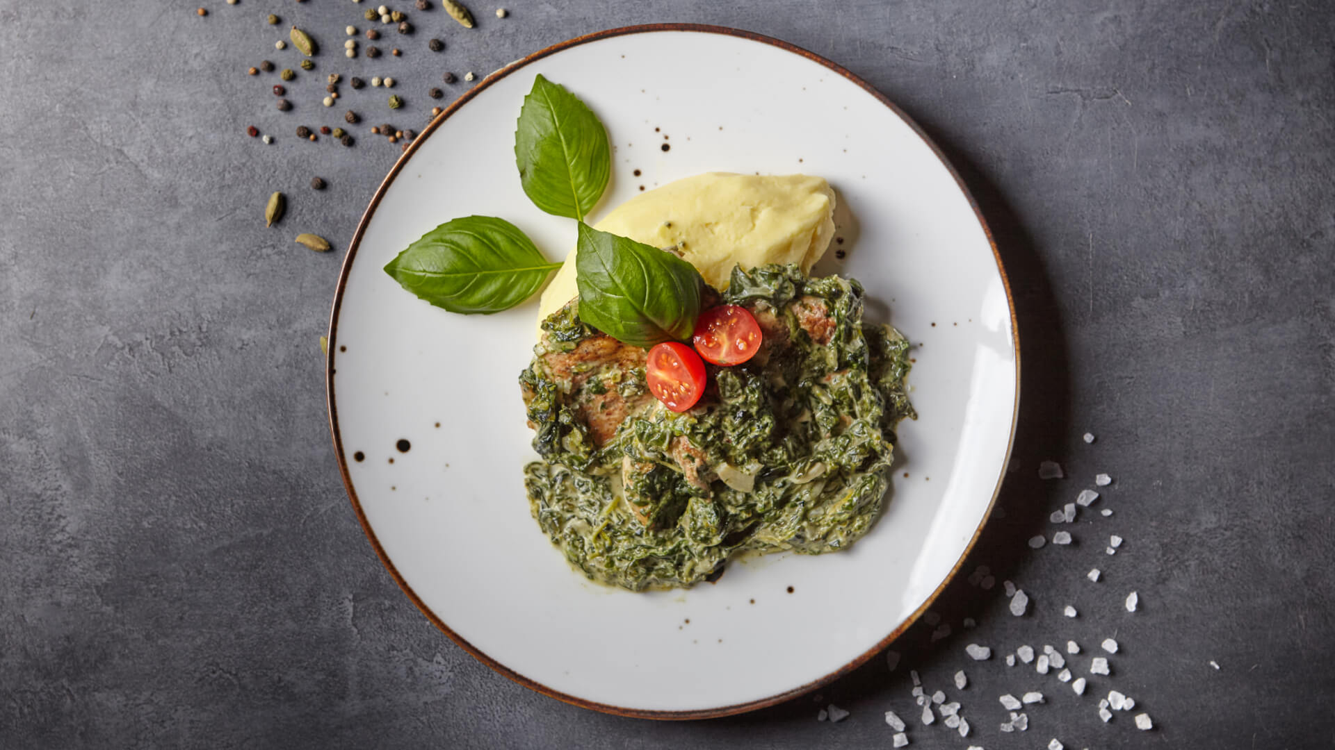 Fotografia jedzenia – puree szpinakowe z ziemniakami i pomidorami