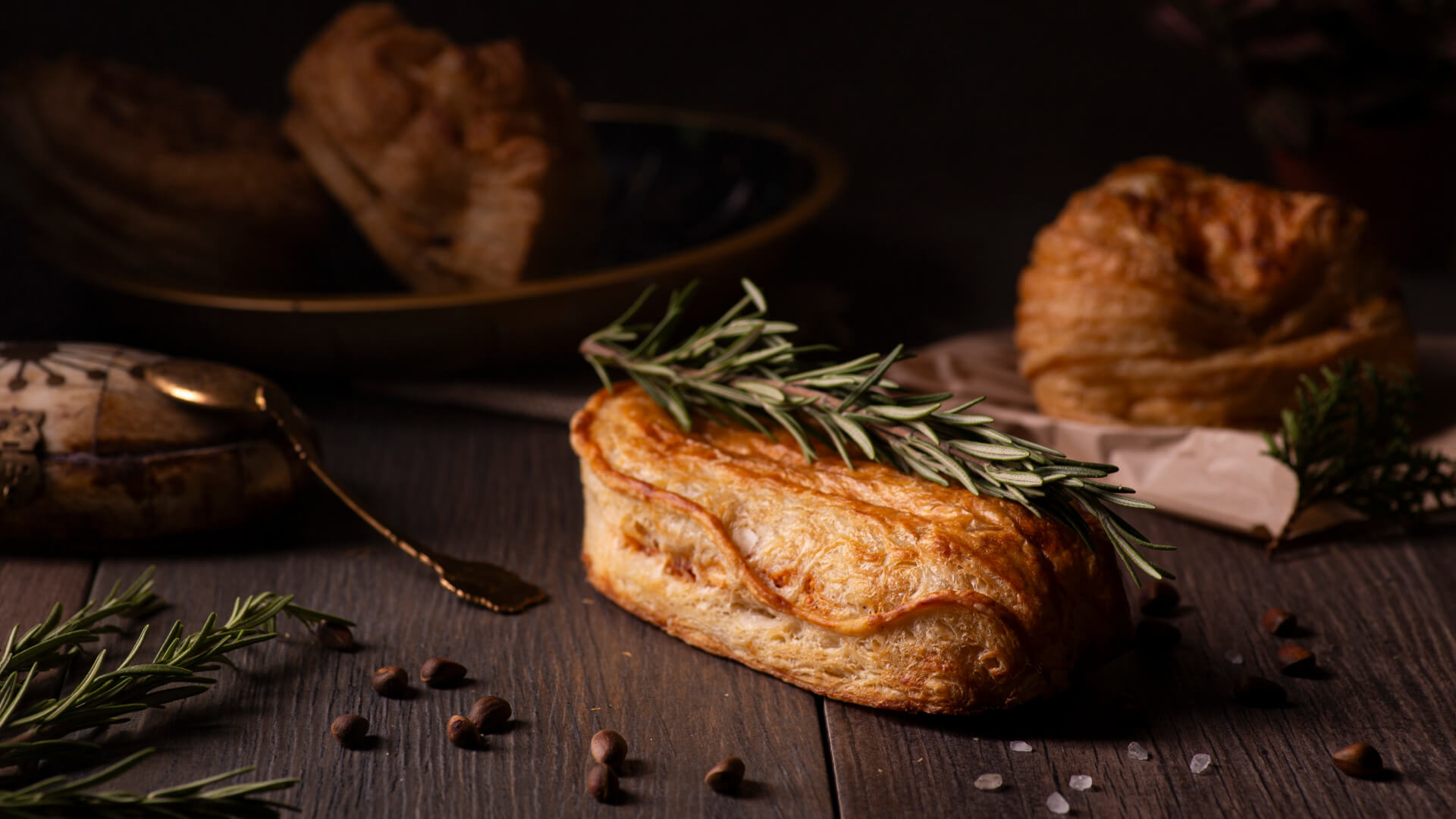 Zdjęcia produktowe – wytrawne pieczywo na ciemnym rustykalnym tle