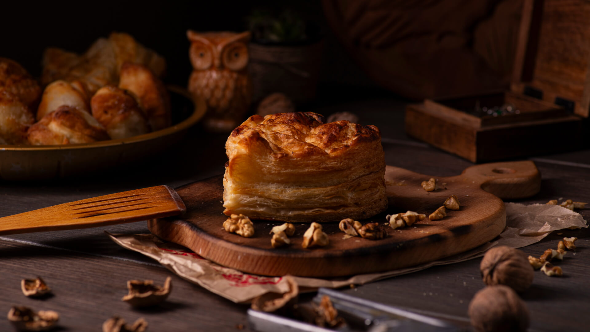 Fotografia jedzenia – mini tarta z orzechami na rustykalnym tle