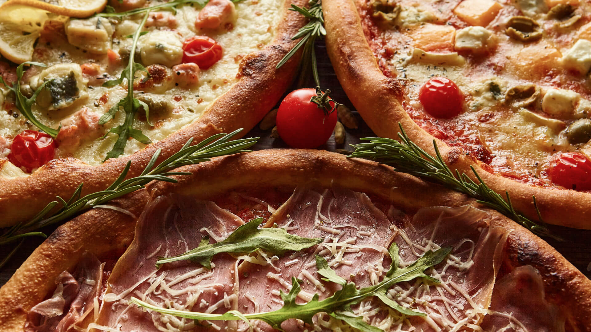 Fotografia kulinarna – pizza z prosciutto i rozmarynem