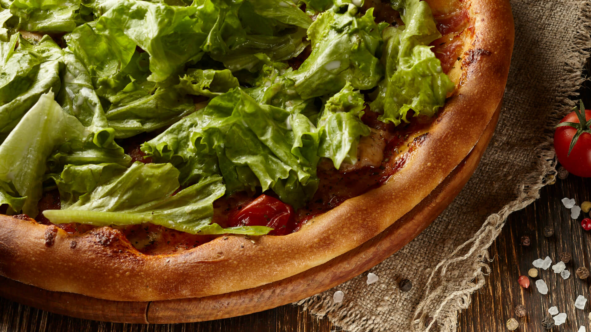 Fotografia jedzenia – pizza z sałatą i świeżymi ziołami