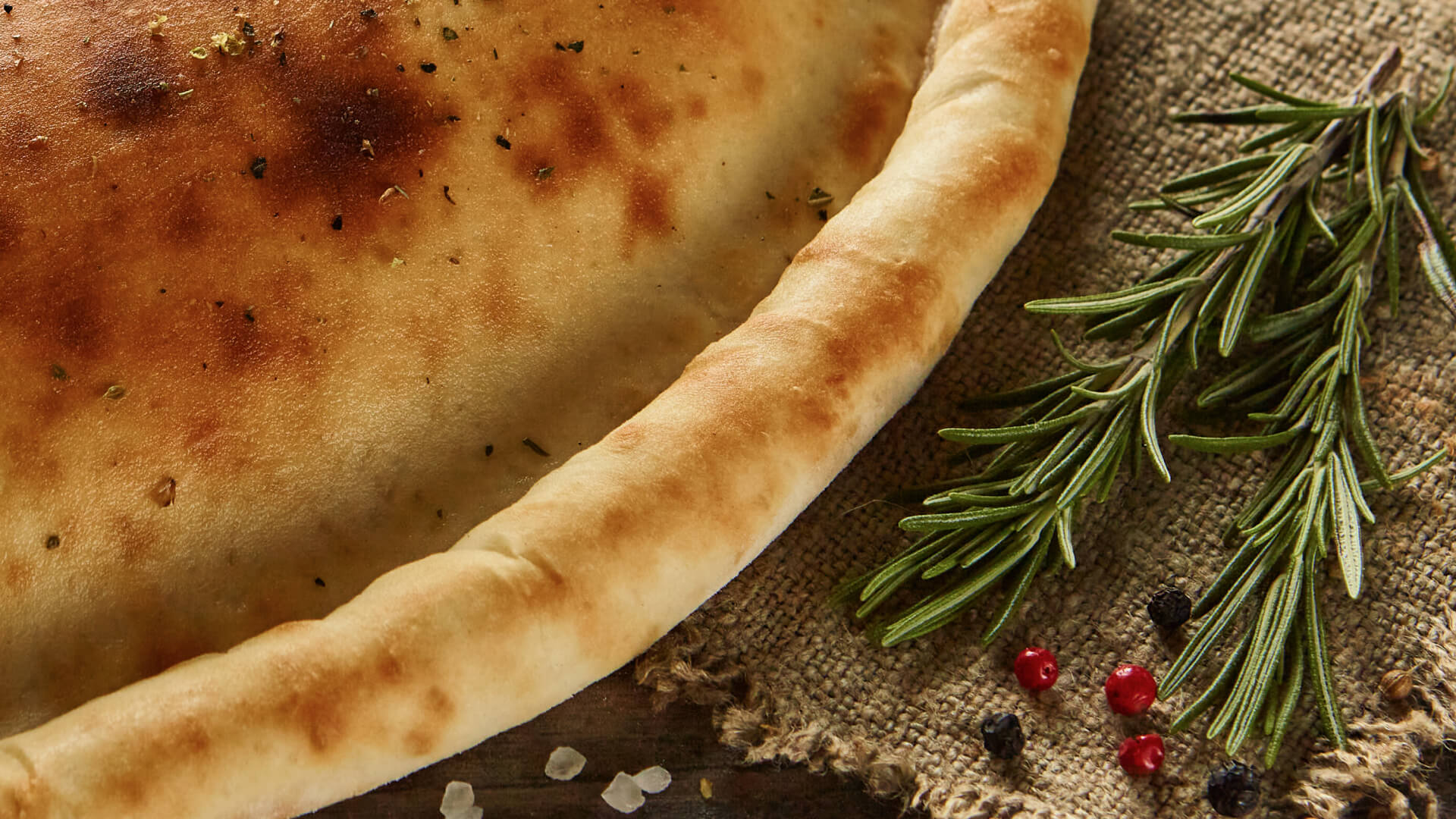 Fotografia kulinarna – pieczony placek z rozmarynem