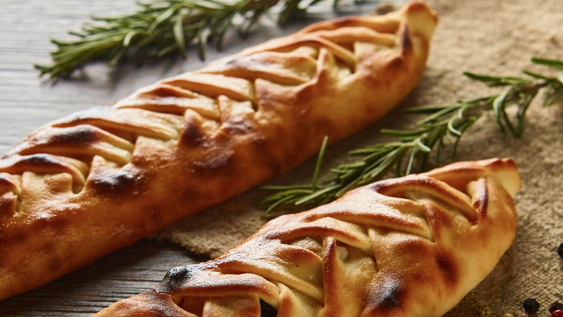 Zdjęcia produktowe jedzenia – paluchy chlebowe z serem i ziołami