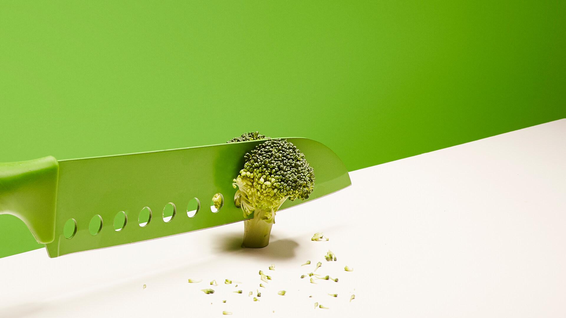 Zdjęcie jedzenia – brokuł i nóż na minimalistycznym tle