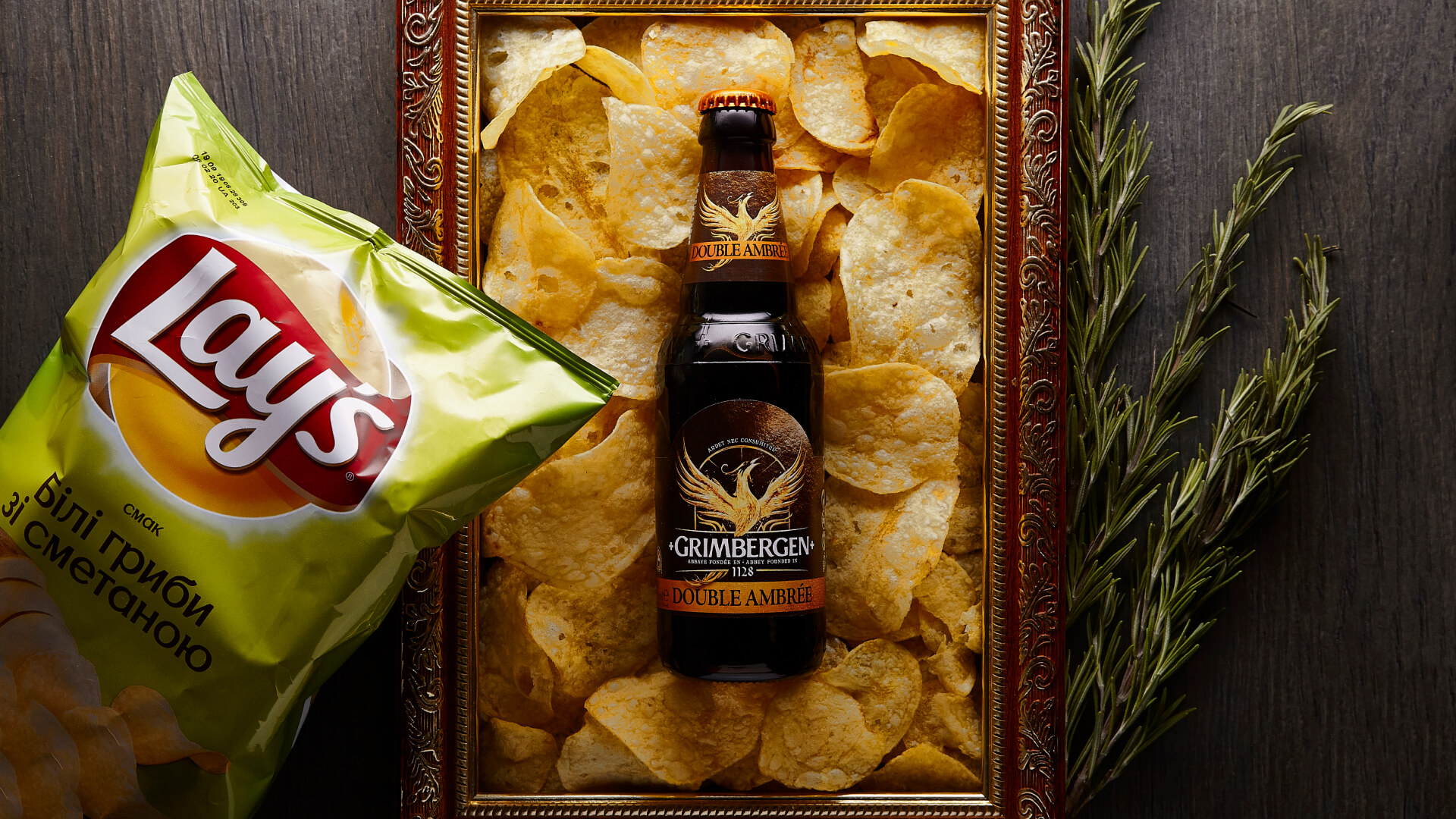 Fotografia produktowa jedzenia – chipsy Lays z butelką piwa w rustykalnym stylu