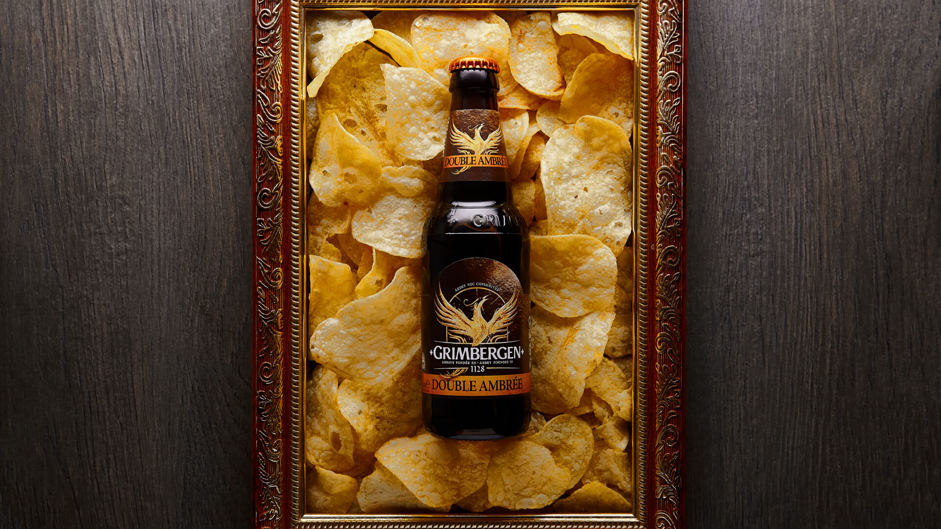 Zdjęcie produktowe – butelka piwa otoczona chipsami