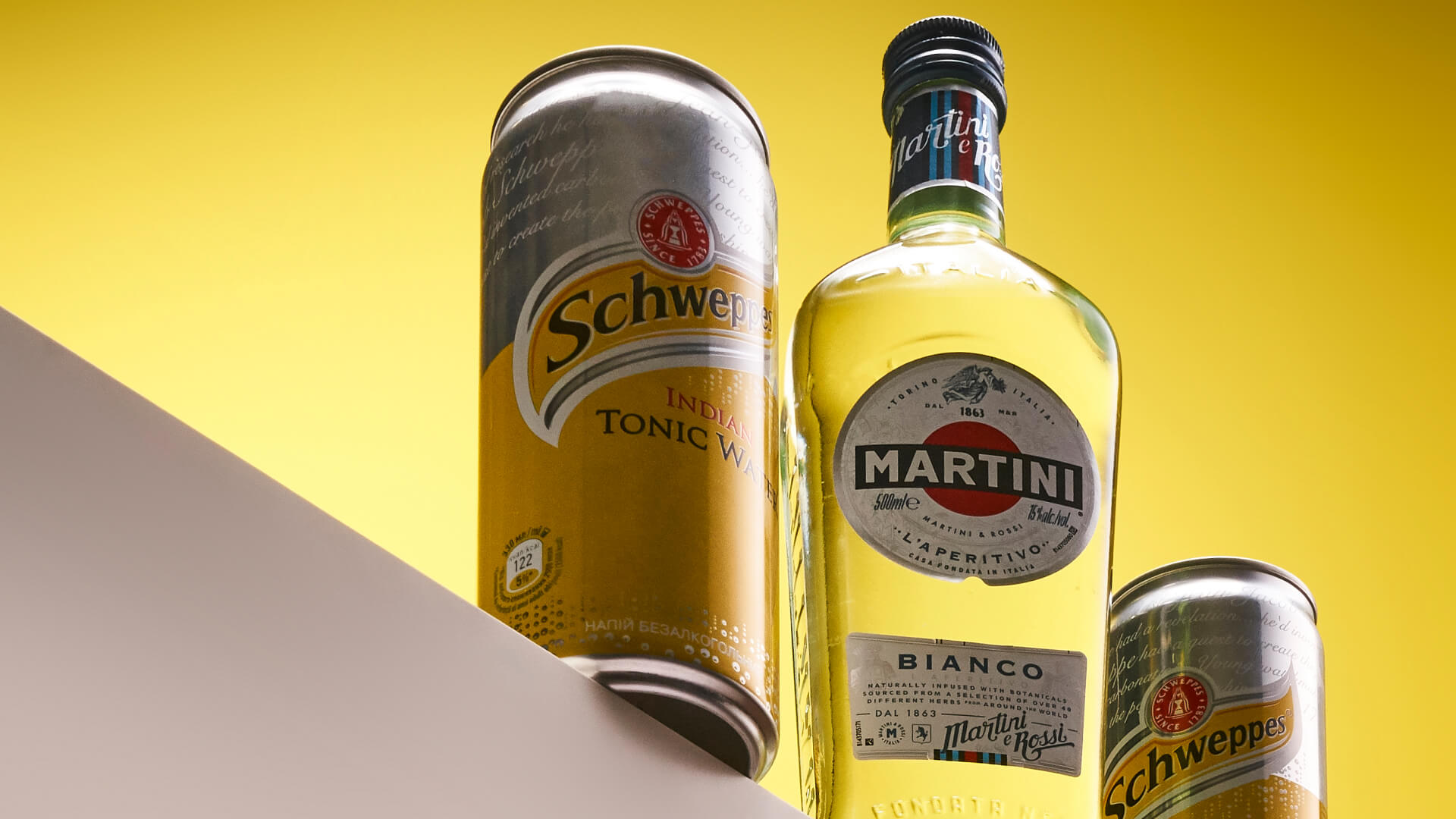Fotografia produktowa – Martini i Schweppes na żółtym tle