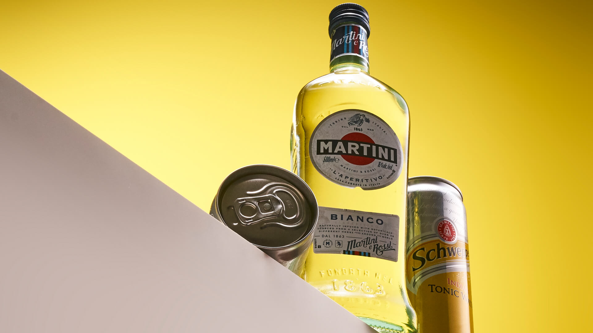 Zdjęcie produktowe – Martini i Schweppes na intensywnie żółtym tle
