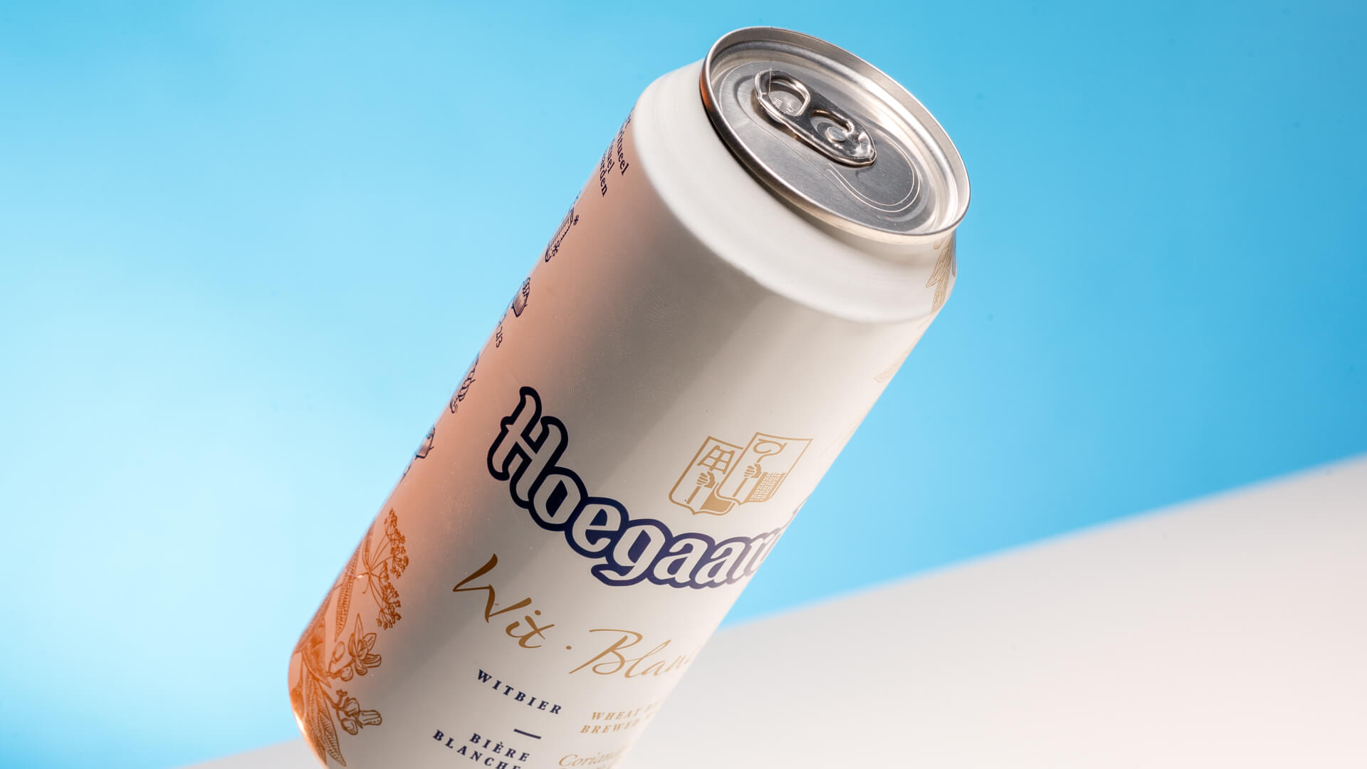 Fotografia produktowa – puszka Hoegaarden na niebieskim tle