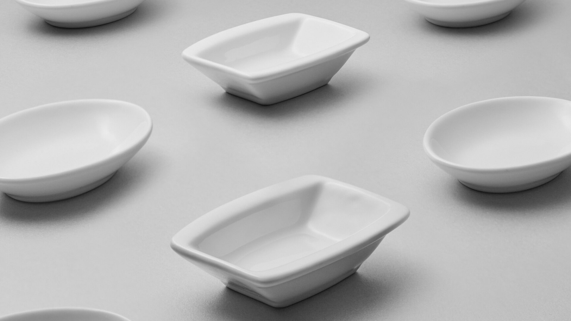 Fotografia kulinarna – białe talerze, minimalistyczna zastawa