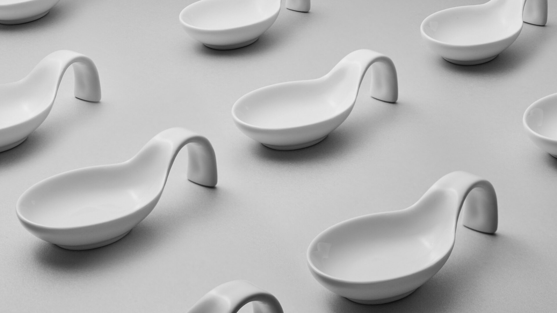 Zdjęcie jedzenia – białe łyżki serwingowe na minimalistycznym tle