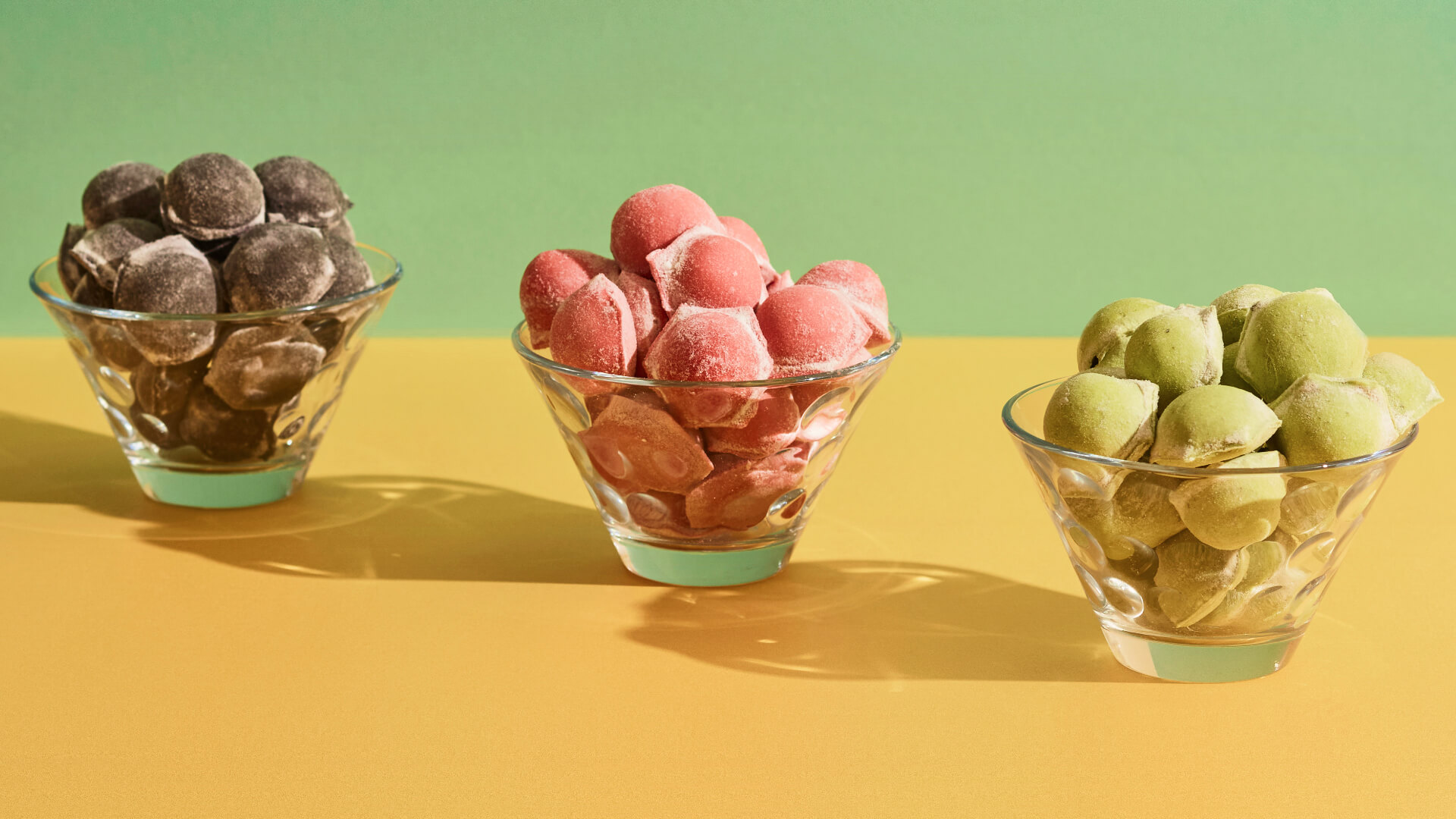 Fotografia jedzenia – kolorowe mrożone pierogi na pastelowym tle