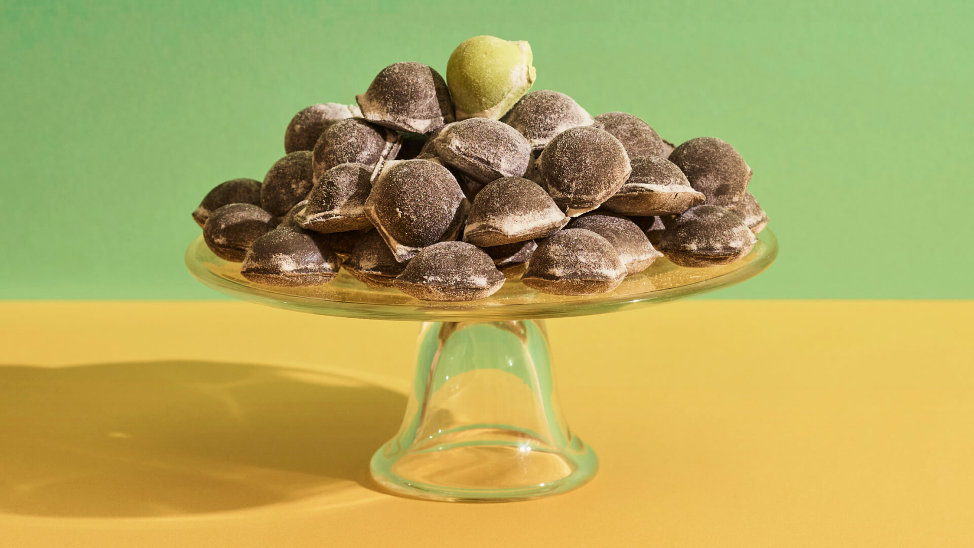 Fotografia kulinarna – czarne mrożone pierogi na szklanej paterze