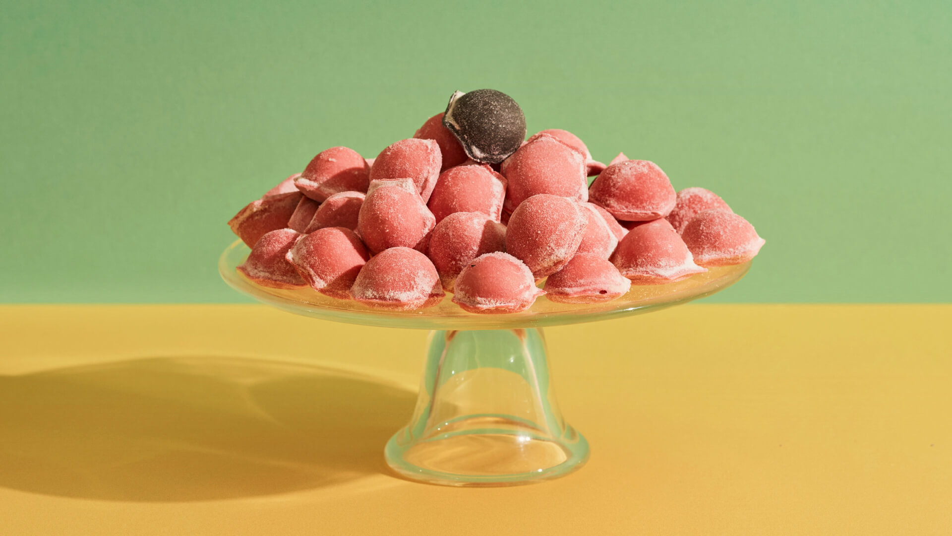 Fotografia kulinarna – różowe mrożone pierogi w szklanej misie