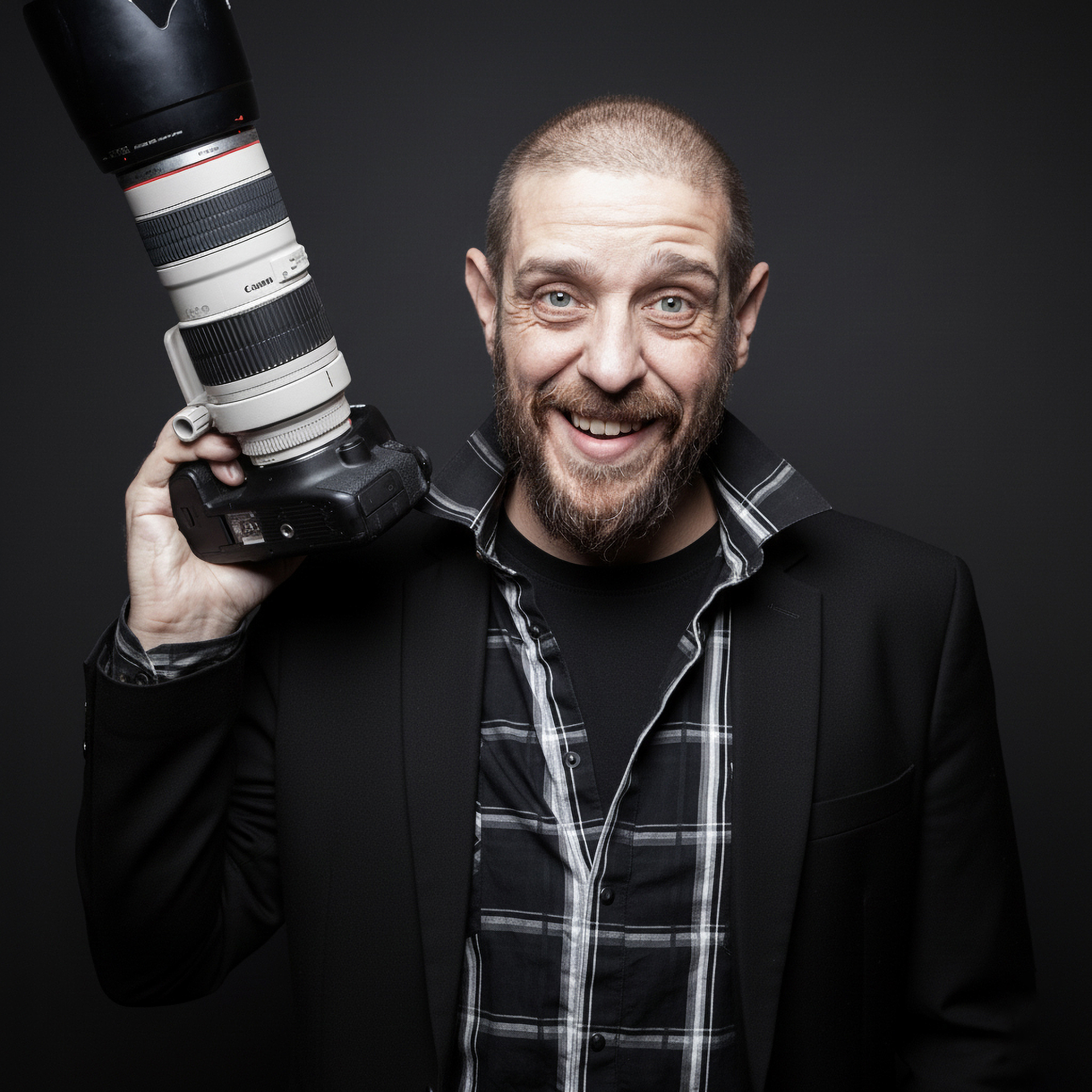 Photographer with a camera, ready to take a portrait photo