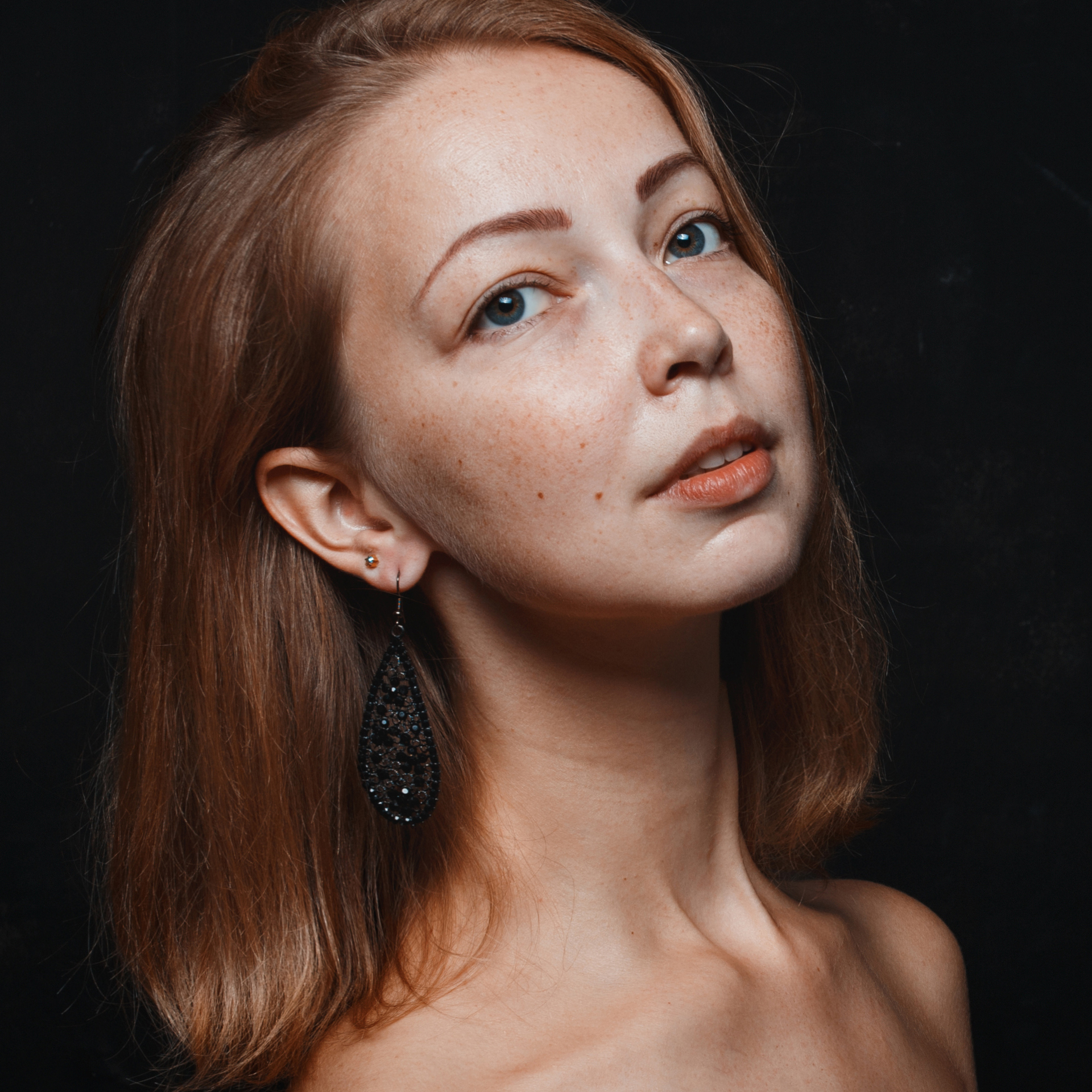 Zmysłowa i elegancka sesja kobieca w studiu fotograficznym. Naturalne portrety pełne emocji i światła – Warszawa, Łódź, Gdańsk, Toruń i okolice.