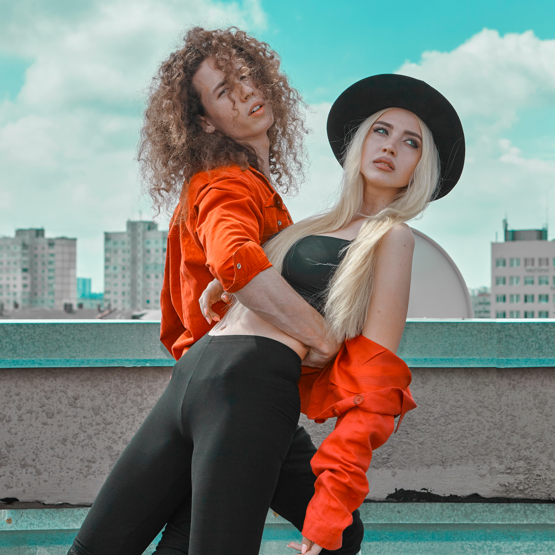 Modowa sesja na dachu dla Vogue Italia — połączenie miejskiej elegancji i ekspresji.