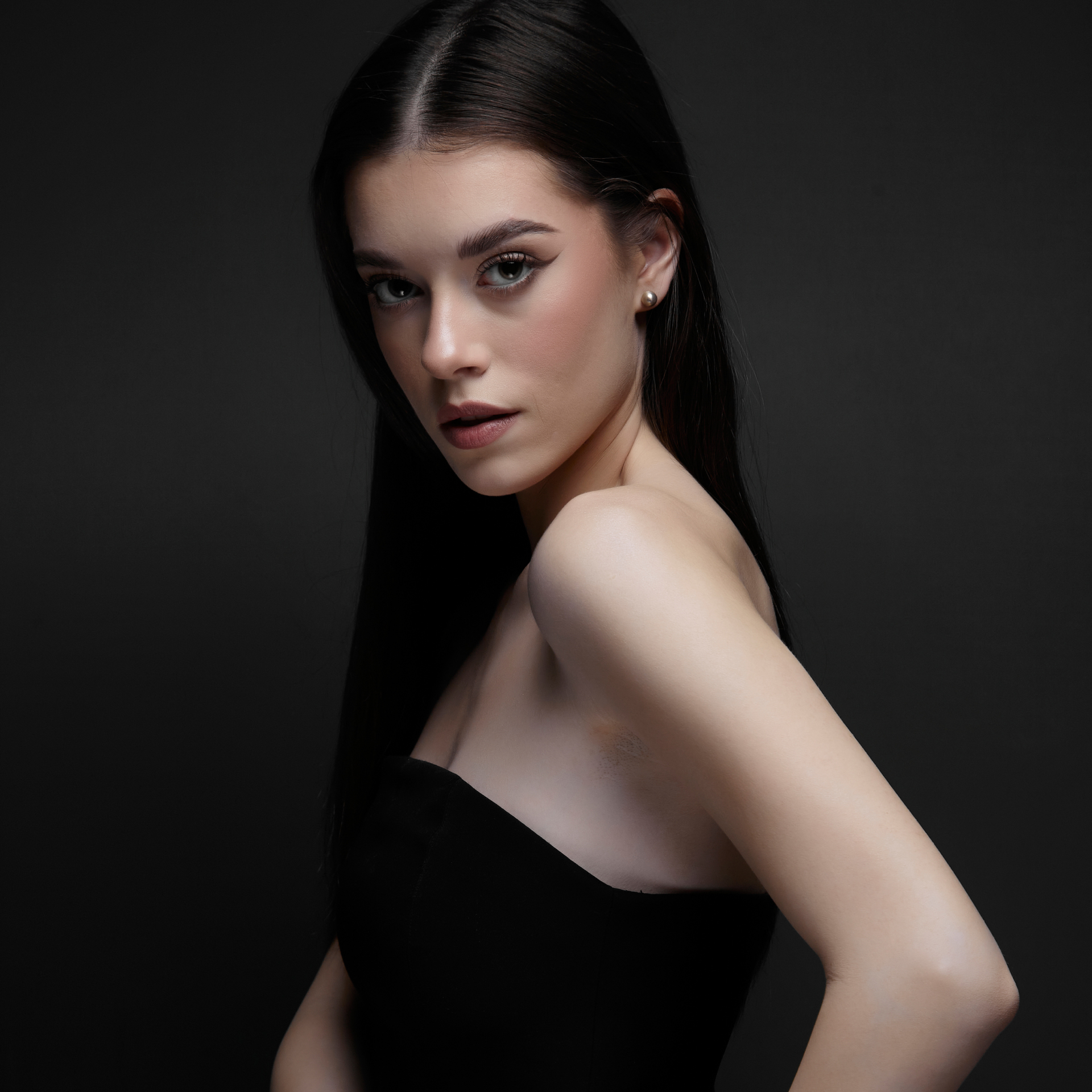 Portret kobiecy w czerni z miękkim światłem