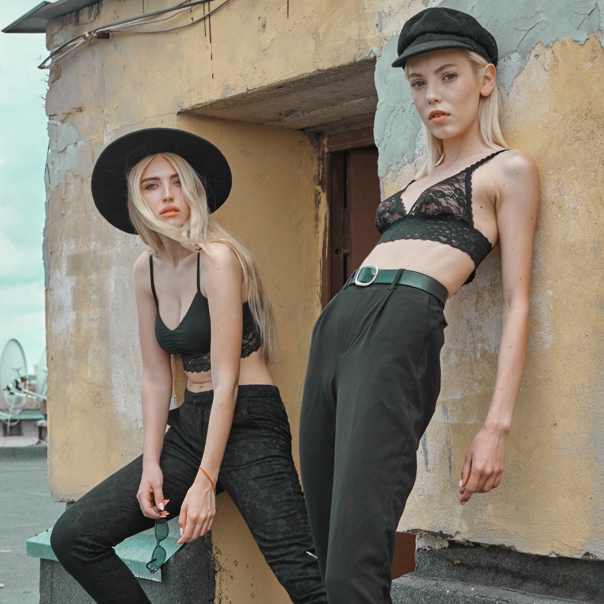 Portret dwóch kobiet w miejskiej modzie