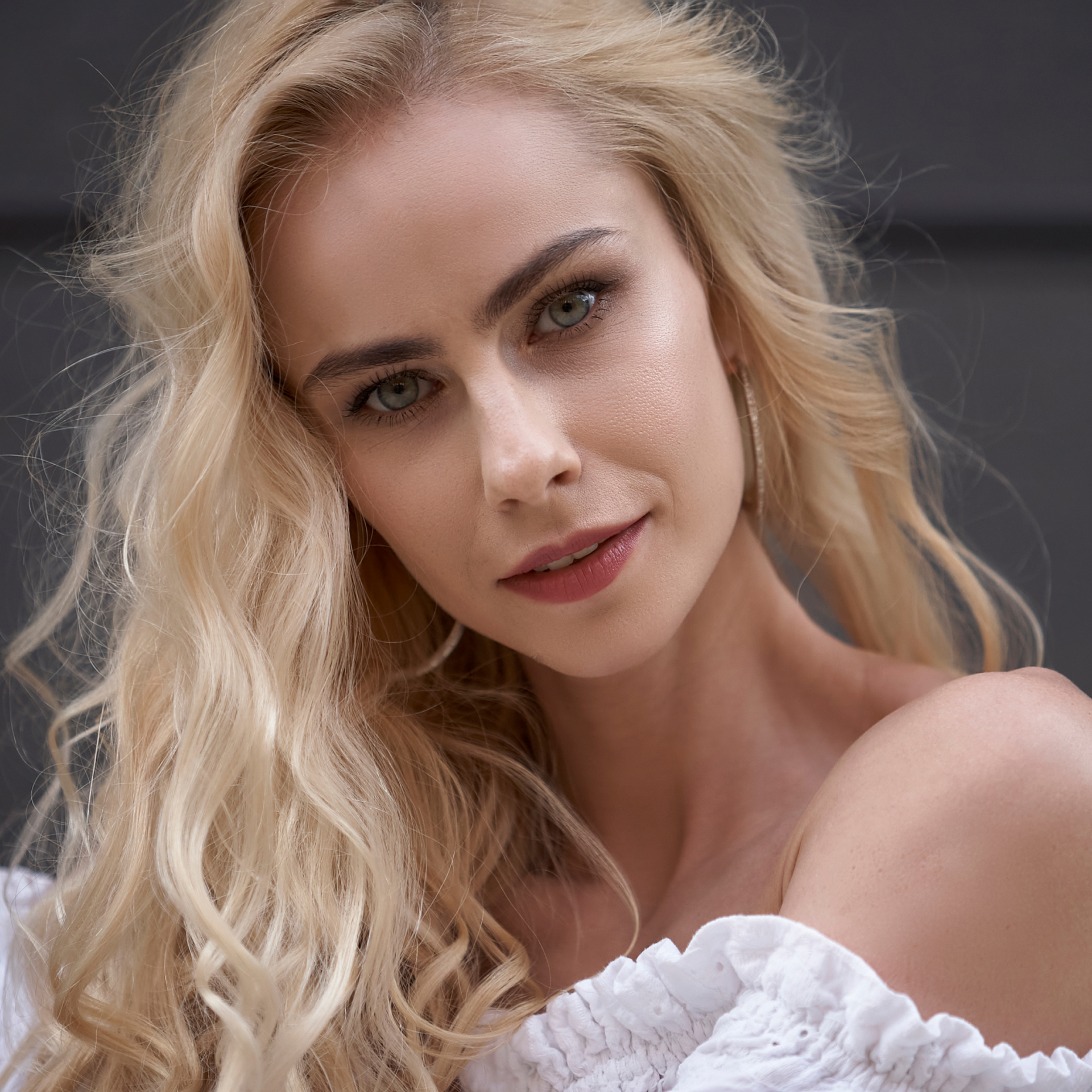 Kobieta o blond włosach w eleganckiej sesji modowej