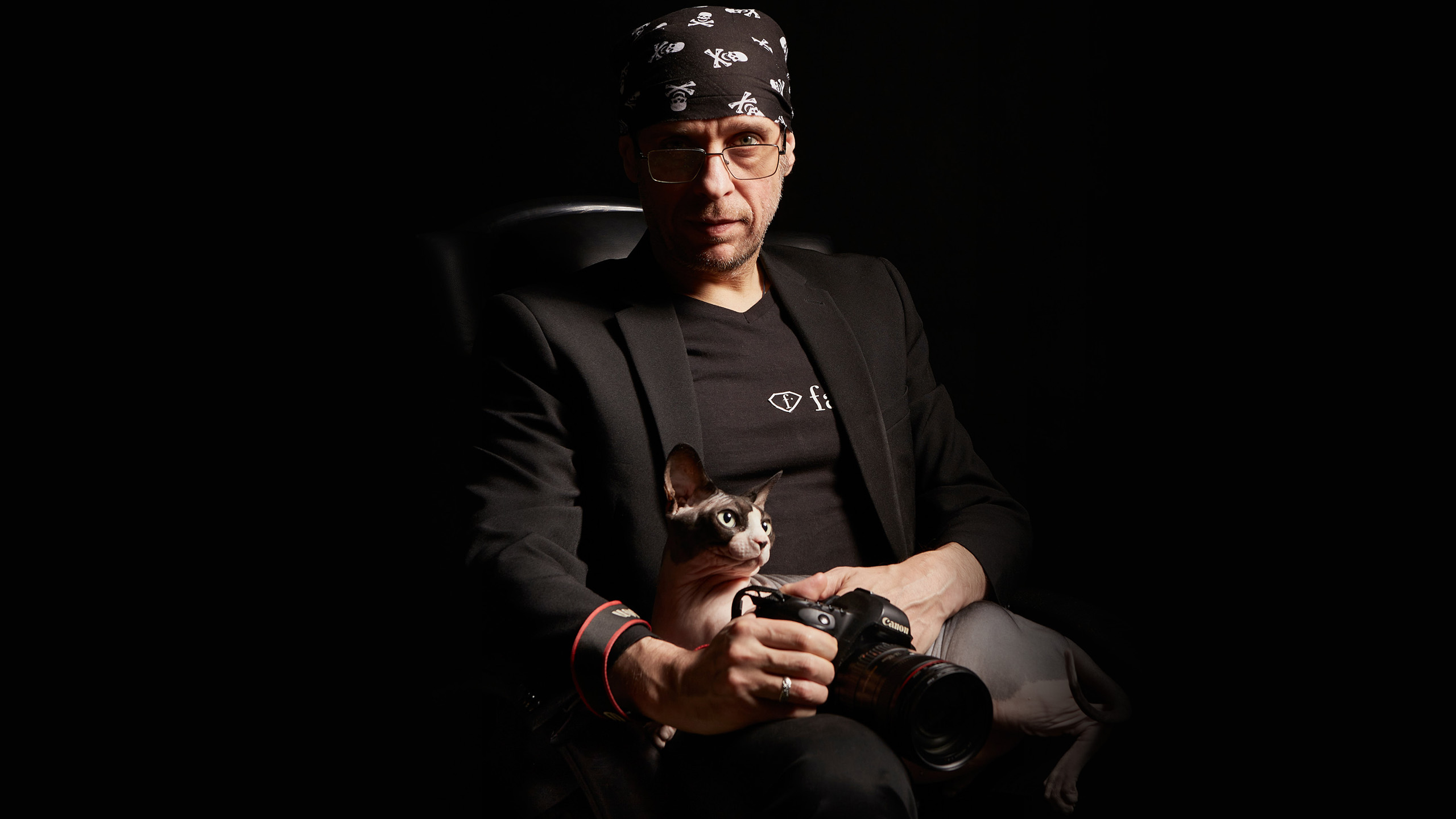 Portret fotografa Sevy Zelikoffa z kotem