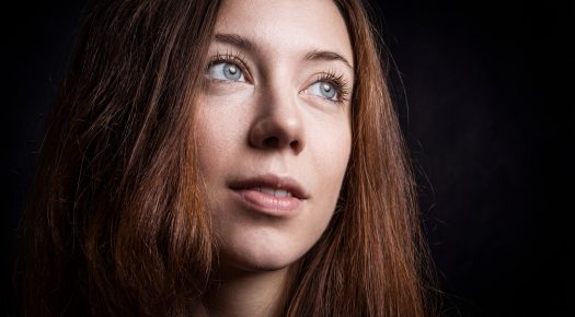 Profesjonalna sesja zdjęciowa portretowa zbliżenie portretu Aleksandry na ciemnym tle