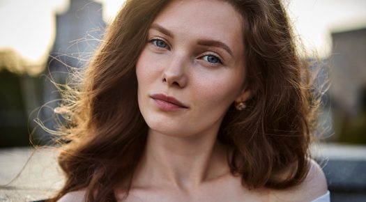 Profesjonalna sesja zdjęciowa portretowa naturalna fotografia portretowa – kobieta patrząca w obiektyw