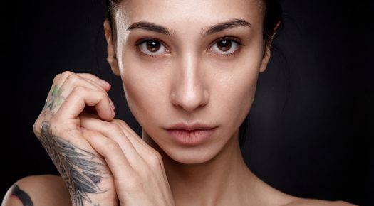 Profesjonalna sesja zdjęciowa portretowa zbliżenie portretu kobiety na ciemnym tle