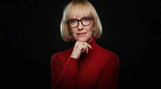 profesjonalny portret w studio kobiety na ciemnym tle