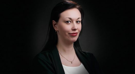 portret kobiety na ciemnym tle w studio