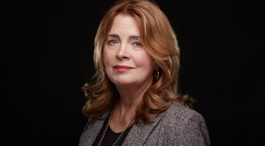 profesjonalny portret kobiety na ciemnym tle