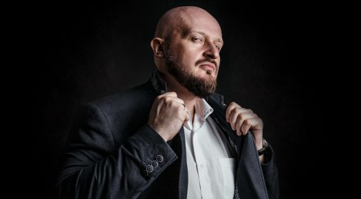 efektowny męski portret studyjny Igora
