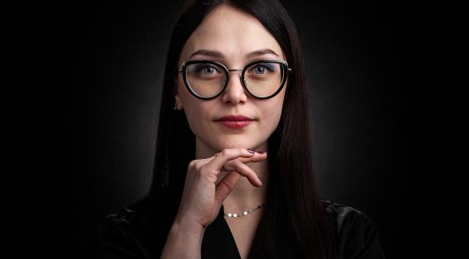 Profesjonalna sesja zdjęciowa portretowa portret studyjny kobiety o prostej kompozycji