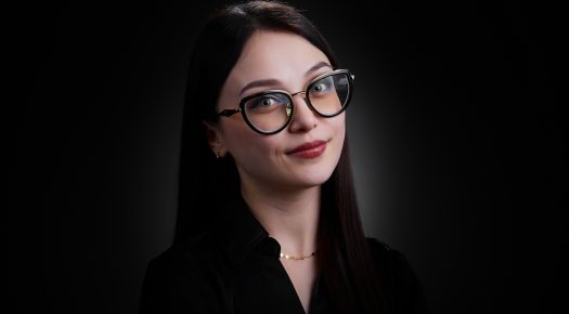 profesjonalny portret kobiety na ciemnym tle