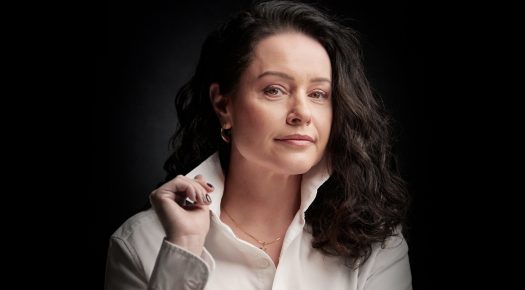 minimalistyczny portret studyjny z neutralnym wyrazem twarzy