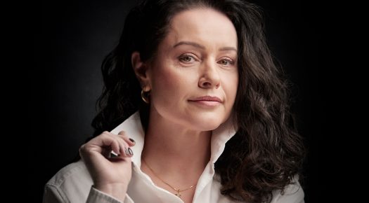 Profesjonalna sesja zdjęciowa portretowa minimalistyczny portret studyjny z neutralnym wyrazem twarzy