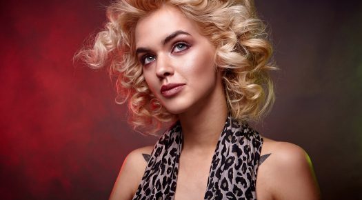 Profesjonalna sesja zdjęciowa portretowa efektowny, barwny portret kobiety z delikatnymi cieniami i oświetleniem studyjnym