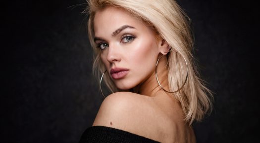 Profesjonalna sesja zdjęciowa portretowa portret studyjny kobiety patrzącej prosto w obiektyw