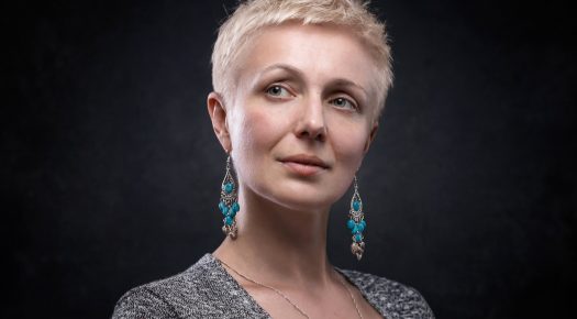 Profesjonalna sesja zdjęciowa portretowa zbliżenie portretowe kobiety na ciemnym tle z delikatnymi cieniami