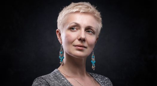 zbliżenie portretowe kobiety na ciemnym tle z delikatnymi cieniami