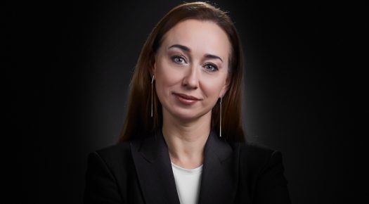 profesjonalny portret kobiety w studio na ciemnym tle