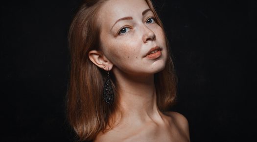 Profesjonalna sesja zdjęciowa portretowa fotografia portretowa z delikatnym oświetleniem – naturalna kobieca mimika