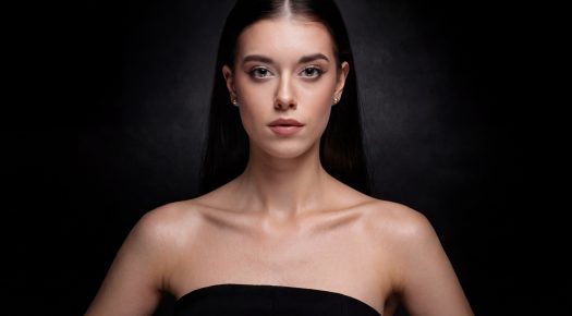 Profesjonalna sesja zdjęciowa portretowa profesjonalny portret kobiety na ciemnym tle z delikatnymi cieniami