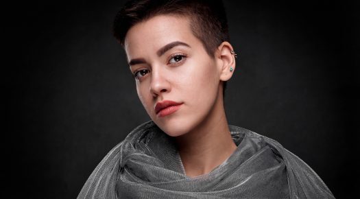 Profesjonalna sesja zdjęciowa portretowa Portret kobiety w studiu, z delikatnym oświetleniem i naturalnym wyrazem twarzy