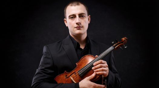 Męski portret studyjny muzyka Romana