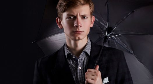 Męski portret studyjny Stanisława na ciemnym tle