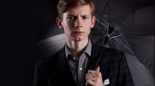 Profesjonalna sesja zdjęciowa portretowa Męski portret studyjny Stanisława na ciemnym tle